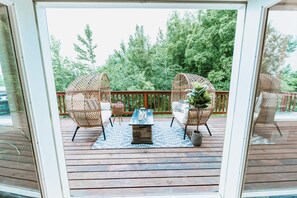 Terrace/patio - Hot tub! Retreat for large or small groups. Sleeps 16! View Auoras and Denali! (Eagle River)