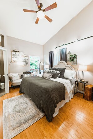 4 bedrooms, iron/ironing board, WiFi, bed sheets - Hot tub! Retreat for large or small groups. Sleeps 16! View Auoras and Denali! (Eagle River)