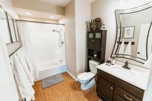 Tina con regadera, secadora de cabello, toallas, jabón 