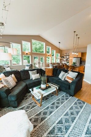 TV - Hot tub! Retreat for large or small groups. Sleeps 16! View Auoras and Denali! (Eagle River)