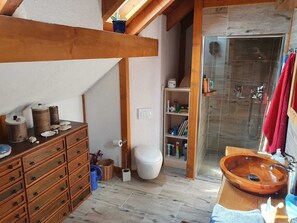 Badewanne, Haartrockner, Seife, Toilettenpapier