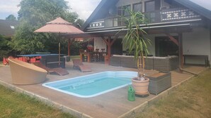 A two-story house with a swimming pool, outdoor furniture, and a pergola. - House in Teichland Pool, sauna, fireplace on the Cottbus Baltic Sea with proximity to the Spreewald (Teichland)