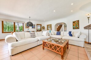 TV - Villa for rent in Moraira, LA ROCALLA (Moraira)