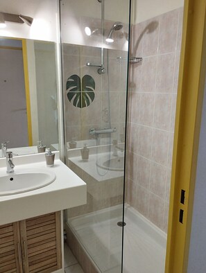 Shower, hair dryer, towels, soap - T2 in the water!<br>Frontignan plage, between Montpellier and Sète  (Frontignan)