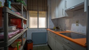 Eine Küche mit Fenster, Spüle und Schränken.