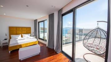 Hypo-allergenic bedding, minibar, in-room safe, soundproofing