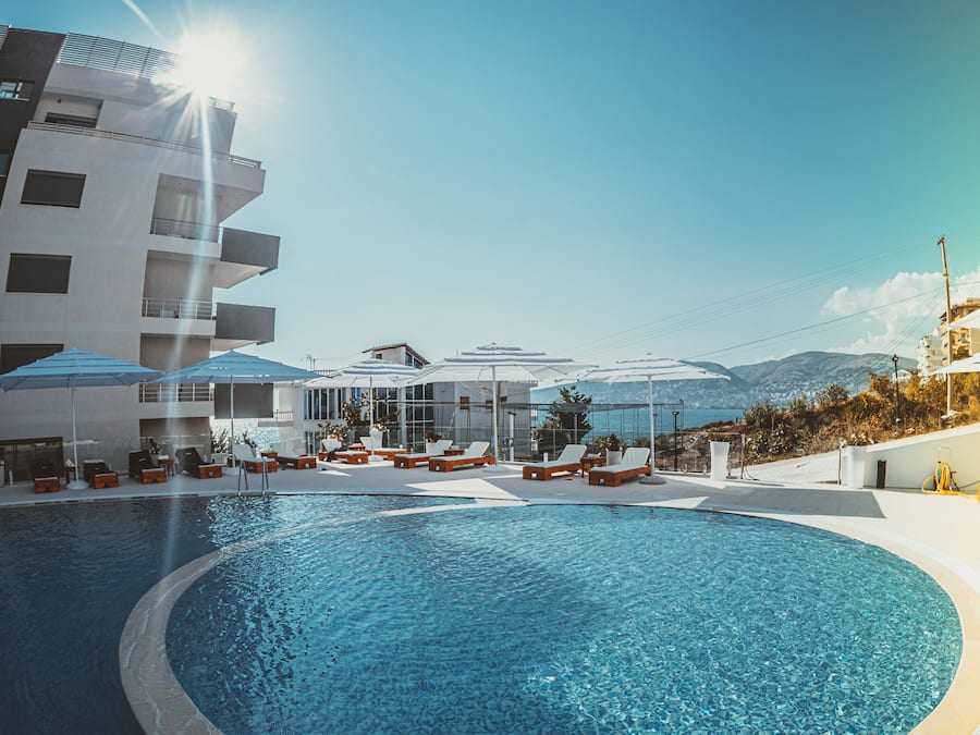 Una piscina al aire libre de temporada