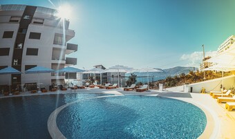 Una piscina al aire libre de temporada