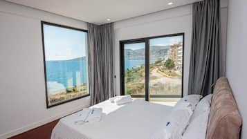 Standard Double Room | Hypo-allergenic bedding, minibar, in-room safe, soundproofing