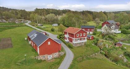Stort hus med plats för 2-3 familjer