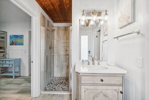 Combined shower/bathtub, hair dryer, towels - Adorable Laguna Beach Cottage with Pool, 1-Minute Walk to the Beach (Panama City Beach)