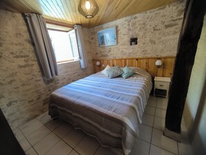 2 bedrooms, iron/ironing board, bed sheets