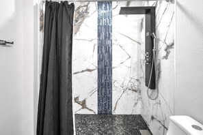 Dusche, Haartrockner, Handtücher, Seife