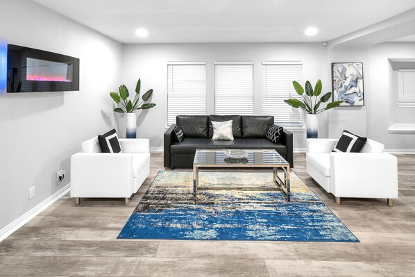 Smart TV, fireplace