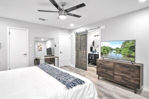 3 bedrooms, desk, iron/ironing board, free WiFi - Modern 5-Star La Cantera Retreat w/ Private Hot Tub  Near Six Flags Fiesta Texas (San Antonio)
