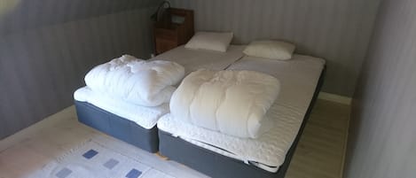 Muebles diferentes y ropa de cama 