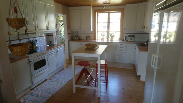 Uuni, astianpesukone, leivänpaahdin, tehosekoitin