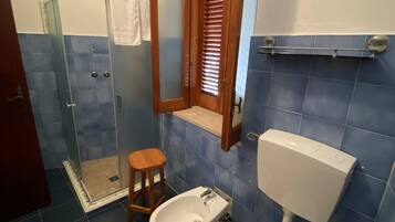 Douche, sĂšche-cheveux, bidet, serviettes fournies
