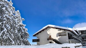 A snow-covered building with a sign reading "LE VANOISE". - Functional studio, ski-in/out, south terrace (La Rosière)
