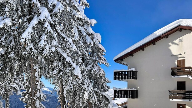 A snow-covered building with balconies and a clear blue sky. - Functional studio, ski-in/out, south terrace (La Rosière)