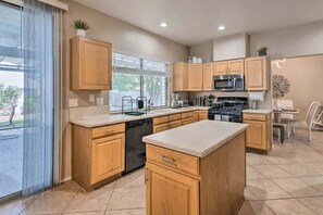 Fridge, microwave, oven, stovetop - Family Fun House with Hot Tub, Grill and Games (North Las Vegas)