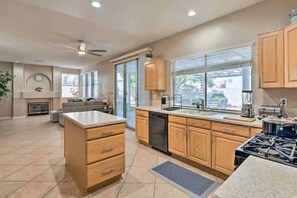 Fridge, microwave, oven, stovetop - Family Fun House with Hot Tub, Grill and Games (North Las Vegas)
