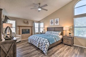 4 bedrooms, desk, iron/ironing board, travel cot - Family Fun House with Hot Tub, Grill and Games (North Las Vegas)