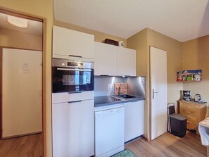 Réfrigérateur, four à micro-ondes, un four, surface de cuisson