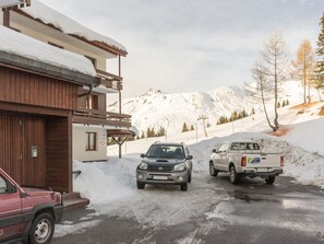 Property grounds - Cozy 2-room apartment for 5, close to slopes, south balcony (La Rosière)