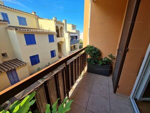 Property grounds - Renovated 2BR Apartment in Cavalaire: Walk to Beach & Shops, A/C, Terrace with View (Cavalaire-sur-Mer)