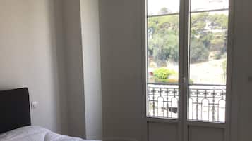 2 slaapkamers, een strijkplank/strijkijzer, gratis wifi, beddengoed