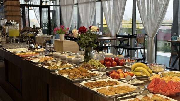 Een buffet met diverse gerechten en een bloevas.