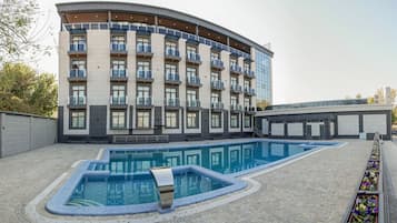 Innenpool, Außenpool (je nach Saison geöffnet), Sonnenschirme