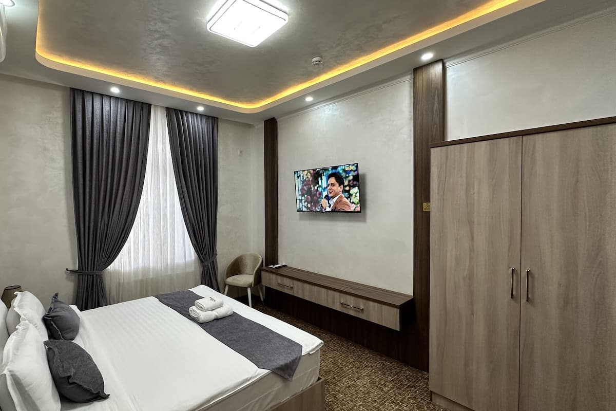 Suite | 1 bilik tidur, peti besi dalam bilik, meja, ruang kerja komputer riba