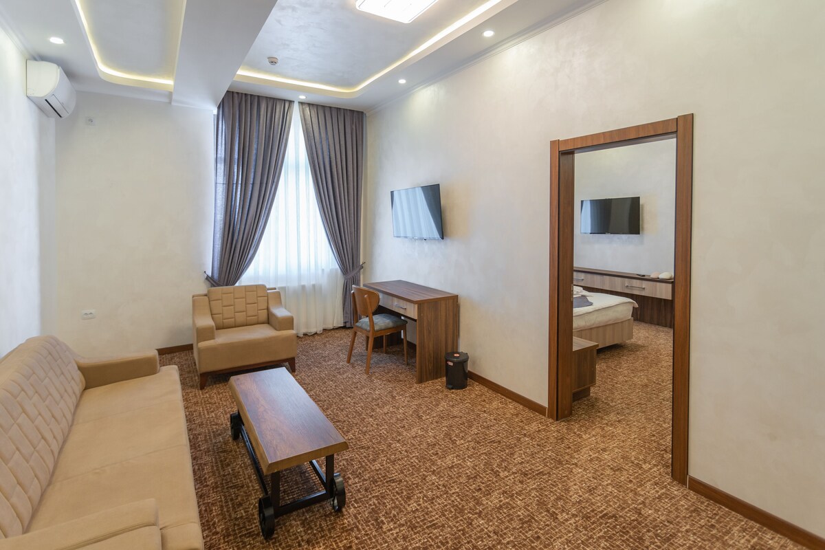Living area | 40-inch flat-screen TV with cable channels