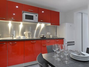 Kühlschrank, Geschirrspüler, Wasserkocher mit Kaffee-/Teezubehör