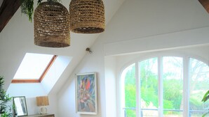 Une pièce confortable avec un lit, une table à manger et une fenêtre donnant sur un beau paysage.