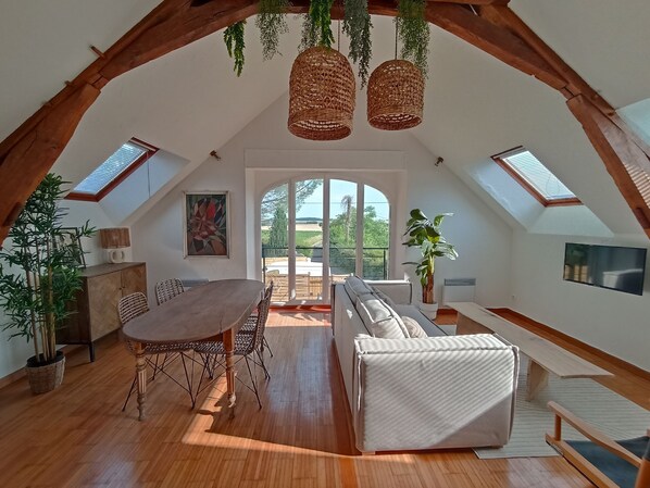 TV - Ancien Studio D'artiste à la Campagne (Vou)