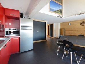 Fridge, dishwasher, coffee/tea maker, toaster