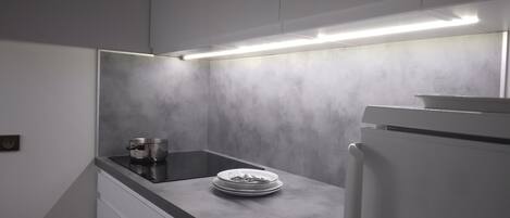 Kjøleskap, mikrobølgeovn, oppvaskmaskin og kaffetrakter/tekoker