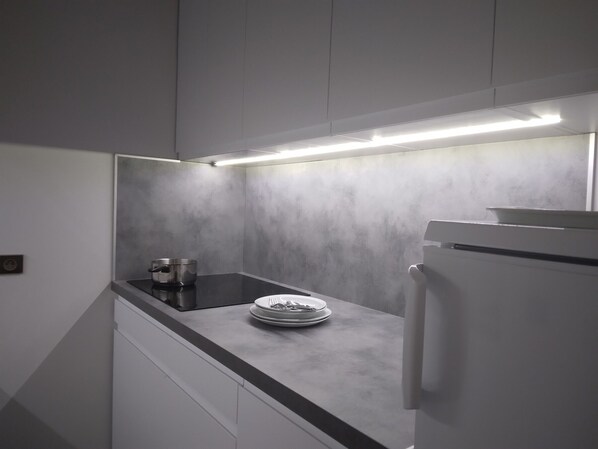 Fridge, microwave, dishwasher, coffee/tea maker