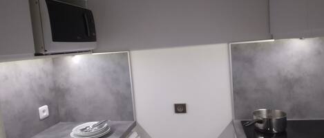 Frigorífico, microondas, lavavajillas y cafetera o tetera