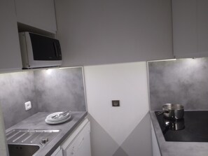 Kjøleskap, mikrobølgeovn, oppvaskmaskin og kaffetrakter/tekoker