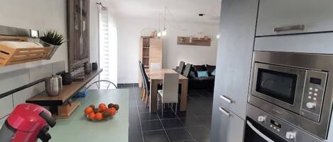 Een koelkast, een microgolfoven, een oven, een kookplaat