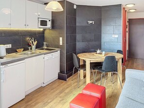 Kahvin-/teenkeitin, jääkaappi, mikroaaltouuni, liesi
