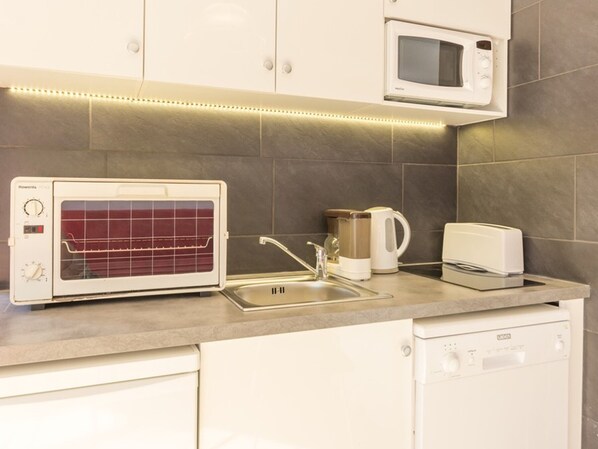 冷蔵庫、電子レンジ、オーブン、食器洗い機