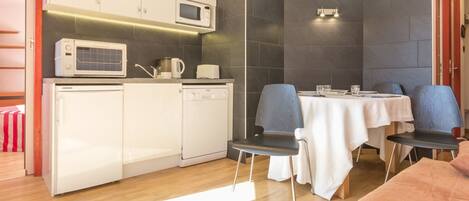 Réfrigérateur, micro-ondes, four, lave-vaisselle