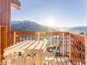 Outdoor dining - Bright studio near slopes with balcony (La Rosière)