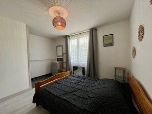 3 Schlafzimmer, Schreibtisch