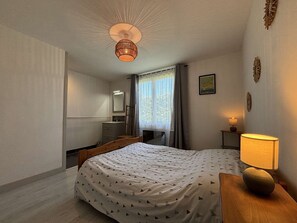 3 bedrooms, desk